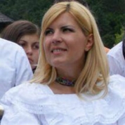 Preşedintele PMP, Elena Udrea îmbrăcată într-o ie albă. Sursă foto: m.ziuaconstanta.ro (foto ilustrativă)